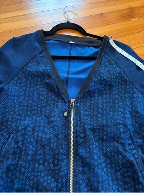 Lululemon Bright blue & black detailed Patterned Zip